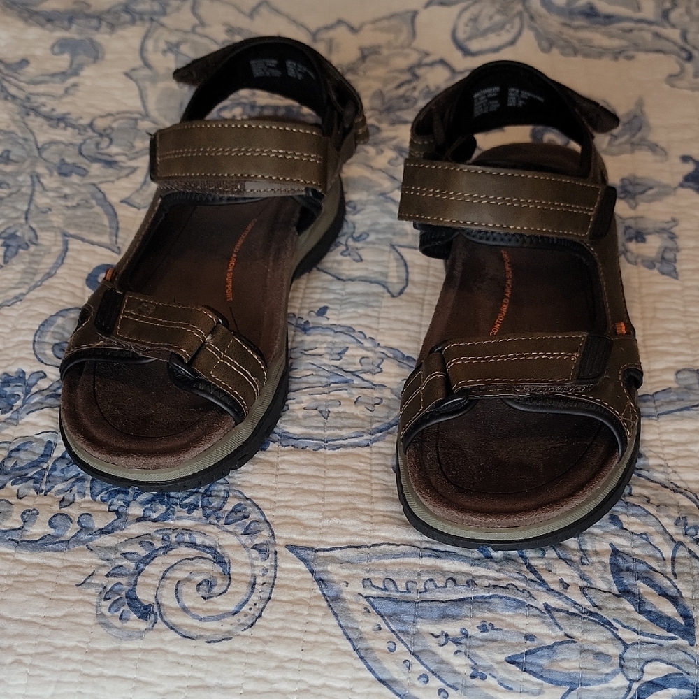 Mens adjustable strap Sandals in Brown
